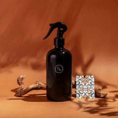 1-9198-Tiles-Santal-Tonka-450ml-Room-Linen-Spray-Mist-2_square1200-1024x1024 Perfume para Casa, Roupa e Tecidos Santal Tonka 450mL