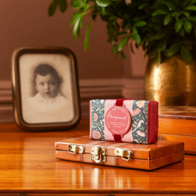 9-1701-CB-Xmas-2025-Pomegranate-200g-Soap-2_1200-1024x1024 Sabonete Romã 200g