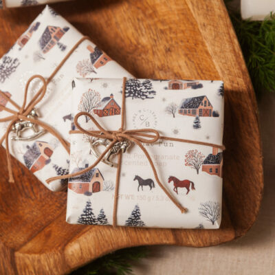 9-1713-CB-Snowfall-2025-Oh-what-Fun-150g-Soap-2_1200-1024x1024 Sabonete Romã Especiada 150g