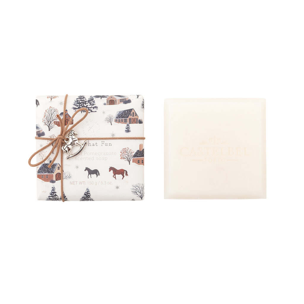 9-1713-CB-Snowfall-2025-Oh-what-Fun-150g-soap-Spiced-Pomegranate_1200-1-1024x1024 Sabonete Romã Especiada 150g